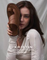 크리스틴, 트렌드·기능 잡은 '살만' 샌들 출시… 2023 SS 신상품 < 산업·유통 < 기사본문