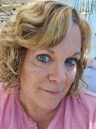 Brenda looking beautiful sporting a spiffy new hairdo. 🥰