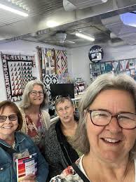 Full/queen size heavy quilt with 2 standard size shams. Pick up in Paris or  Montpelier