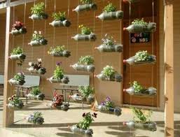 Jardin Suspendu En Bouteilles De Recup Pour La Deco Exterieur Idees Jardin Jardins Verticaux Jardins