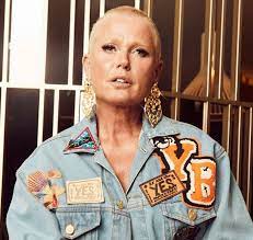 Apresentadora de televisão, cantora, atriz, modelo e empresária, xuxa, a rainha dos baixinhos, é a personalidade. Xuxa Meneghel Relembra Aniversario De Ayrton Senna Espero Que Deus Proteja Quem Voce Ama Estrelando
