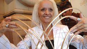 L'indien shridhar chillal est devenu l'homme aux ongles les plus longs sur une seule main, selon le guinness book des records. Comment La Femme Aux Plus Longs Ongles Au Monde Les A Perdus Tragiquement