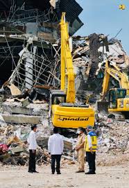 Gempa dengan magnitudo 6,2 mengguncang majene hingga mamuju, sulawesi barat (sulbar), jumat (15/1). Presiden Minta Segera Perbaiki Rumah Dan Bangunan Gempa Sulbar Topbusiness