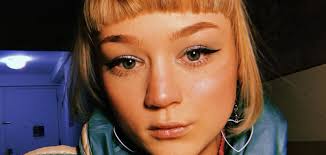 Elliot Lee tackles her insecurities