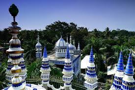 Sebaliknya, tak ada salahnya untuk berlibur ke. Masjid Tiban Berwisata Sambil Mengenal Kebudayaan Religi Tempat Me