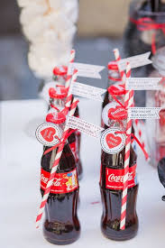 Wedding Like A Rock Star In Rot Weiss Und Schwarz Mit Der Hochzeitsparade Hochzeitsblog The Little Rockabilly Hochzeit Rote Hochzeit Sektempfang Hochzeit