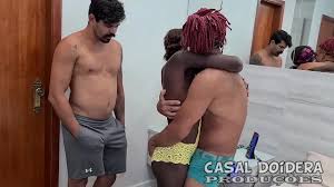 Trio amador interracial com a pretinha safada dando cu e buceta pros amigos  no motel ate ganhar leite na boca - XNXX.COM