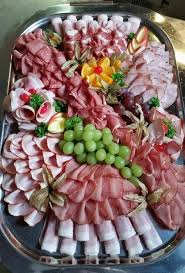 Pin Von Anna Auf Gerichte Dekorieren Essen Dekorationen Wurstplatte Essensrezepte