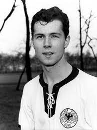 Franz beckenbauer является дедом elias beckenbauer (tsv turnerbund münchen). Franz Beckenbauer Der Kaiser 1966 Dfb Nationalmannschaft Beckenbauer Franz Beckenbauer