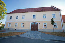 Na červeném štítě stříbrný dvouocasý lev ve skoku v pravo hledící. Velka Bites Wikipedie