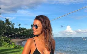 Maria cerqueira gomes partilhou nas redes sociais que, ontem, foi vacinada na zona do porto e que a filha, kika, de 18 anos, também recebeu a primeira dose do fármaco. Maria Cerqueira Gomes Ignora Noticias Sobre Separacao E Mostra Se Em Biquini Vip Pt