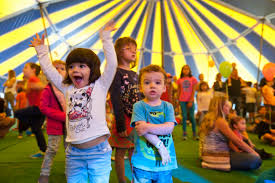 Colorear un dibujo alusivo, respetando límites; Festivales De Primavera Verano Para Vivir En Familia Mammaproof Barcelona