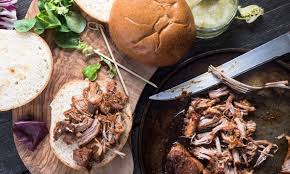Pulled Pork Ili Trgana Svinjetina Klasik Je Americkog Rostilja Koji Sve Vise Stjece Popularnost I Kod Nas Naucite Kako J Pulled Pork Recipes Bbq Recipes Grill
