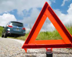 Alatan yang digunakan ialah seperti batu sungai, pengukir, perepek, span, pinggan, papan rata atau papan gelak, gergaji kecil, pengguris dan roda pembentuk tembikar. Alat Alat Yang Harus Ada Dalam Kereta Anda