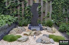 Waterelement Wave In Bak Met Grauwacke Split En Zwerfkeien In 2020 Tuin Wanden Water