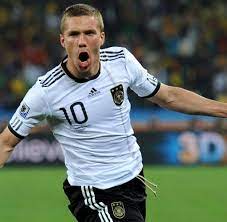 Seine profilaufbahn begann der als staatsbürger der volksrepublik polen geborene podolski 2003 bei seinem. Kicker Ticker Lukas Podolski Bekommt Ein Eigenes Stadion Welt