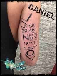 .tattoos pretty tattoos line art tattoos mini tattoos tattoo drawings body art tattoos tatoos. Tattoo Snake Skin Ein Daniel Bekommt Es Der Andere Sticht Es Mal Eine Andere Schone Und Kreative Idee Koordinaten Und Daten Unter Die Haut Zu Bringen Tattoo Tattoos Tattoosnakeskin