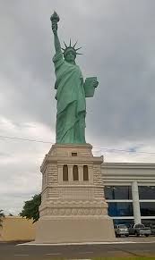 Foi inaugurado em 2011, em barra velha (sc), uma réplica da estatua da liberdade medindo 57 metros de altura pela lojas de departamentos havan. File Replica Da Estatua Da Liberdade Havan Aracatuba Jpg Wikimedia Commons