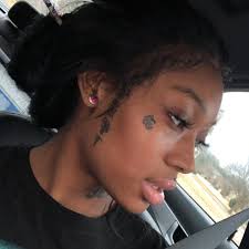 The intricate tattoo takes up the right side of summer's neck. Nuolankumas Farenheitas Kopustai Summer Walker Tattoos