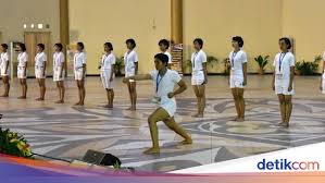 Assalamualaikum, pak saya mau nayak kalau lulusan smk apa bisa masuk di akpol soal a kalau di akmil lulusan smk tidak bisa masuk akpol, kalau emang tidak bisa masuk apa alasan nya ya toh itu juga sama jejang pendidikan setara sama sma cuman beda nya di smk di tambah keterampilan, nah itu juga lebih baik jd calon taruna akpol bisa berpengalaman lagi. Kisah Nora Atlet Karate Yang Ikut Seleksi Akpol