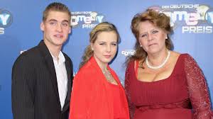 Am samstag feierte familie wollny die hochzeit von sarafina wollny und ihrem peter. Sarafina Wollny Und Peter Heck Wollen Heiraten