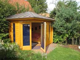 Dieses 5 Eck Gartenhaus Wurde Lediglich Mit Einer Lasur Angestrichen Um Es Vor Witterung Zu Schutzen So Passt Es Si Gartenhaus 5 Eck Gartenhaus Gartengebaude