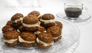 Il tiramisù con amaretti è un delizioso dolce al cucchiaio dal sapore originale che vi permette di presentare in una veste più ricercata uno dei dolci gli amaretti sbriciolati sostituiscono i biscotti tipo savoiardi del tiramisù mentre la crema di mascarpone senza latte dona un gusto delicato e sfizioso a. Baci Di Amaretti Con Mascarpone Al Caffe Ricetta Dolce Veloce