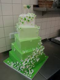 hochzeitstorte mit zucker schmetterlingen in grun weiss www thetinycakeboutique com wedding cake pinterest big wedding cakes wedding sheet cakes