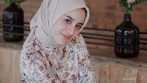 Baju warna cream muda cocok dengan jilbab warna apa. Lagi Hits Kekinian Coba Mix And Match Hijab Warna Krem Ala Aghnia Punjabi Ini Yuk
