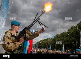 A soldier of the airborne troops fired a machine gun Pecheneg during  demonstrations in Gorky Park on the day of the airborne forces, Moscow  Stock Photo - Alamy