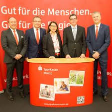 Die Baustelle In Der Bahnhofstrasse Macht Fortschritte Die Gleise Bis Zum Munsterplatz Sind Verlegt Und Erste Pflasterarbeiten Lassen Er Rheinhessen