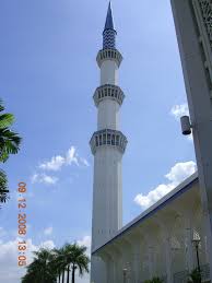 Masjid ini berdiri megah dengan lanskapnya yang indah dan terletak di sebahagian tasik shah alam iaitu tasik raja lumu yang memisahkan masjid ini dengan pusat sivik shah alam. Menara Masjid Negeri Shah Alam Mapio Net