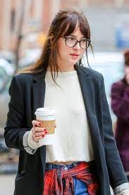dakota johnsons frisuren makeover dakota johnson stil dakota johnson haare pony frisur brille