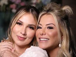Смотреть видео про virgínia fonseca. Virginia Fonseca Posa Com Poliana Rocha E Brinca Mae Irma Ou Sogra Quem Quem News