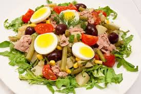 În suc propriu, porumb, ceap? Salata De Ton Cu Fasole Verde Si Porumb 1 Food And Drink Cooking Cooking Recipes
