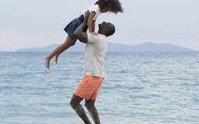 Assistir uma família de dois samuel (omar sy) nunca foi de ter muitas responsabilidades. Uma Familia De Dois Conta A Historia De Uma Menina Criada Pelo Pai Solteiro Revista Crescer Filmes E Tv