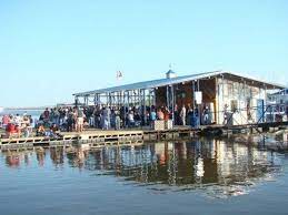 This Floating Restaurant Has Some Of The Most Enchanting Waterfront Views In Iowa Iowa Travel Floating Restaurant Iowa