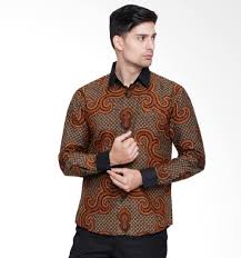 Banyak sekali inovasi yang di lakukan oleh para desainer guna memikat hati. 30 Model Baju Batik Pria Kombinasi Polos Terbaru 2020