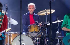 Bernard doherty dijo que watts murió en paz, en un hospital de londres, rodeado de su familia. Pvpsenelovulhm