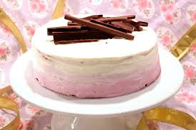 Gateau Rose A La Vanille Et Aux Fruits Rouges En 2020 Gateau Rose Dessert Coulis Fruits Rouges