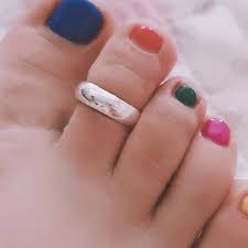 Cliq hinged rings allow your ring to fit comfortably and securely at the base of your finger. Are Toe Rings Still In Style 2021 A Fashion Blog