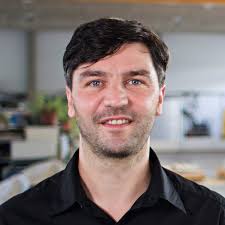 Sensor-based sorting of mineral waste and raw materials