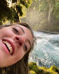 Nicole Deering's Instagram, Twitter & Facebook