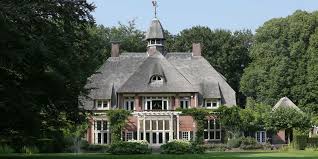 Reinout oerlemans is a dutch soap opera actor, film director, television presenter and television producer. Reinout Oerlemans Vangt 6 1 Miljoen Voor Gooise Villa