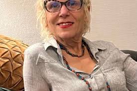 FOURS. Un one woman show décoiffant