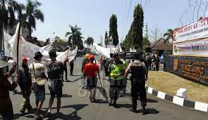 Stasiun tempuran (tpn) merupakan stasiun kereta api nonaktif yang terletak di tempuran, bringin, semarang.stasiun ini termasuk dalami daerah operasi iv semarang. Pt Daerah Turus Tempuran Pembelaan Camat Rawamerta Karawang Dianggap Lucu Oleh