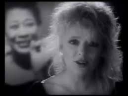 C'est comme une gaieté, comme un si tu l'as, tu l'as, ella elle l'a ce je ne sais quoi que d'autres n'ont pas qui nous met dans un drôle d'état ella elle l'a, ella elle l'a cette drôle de voix cette drôle de joie ce don du ciel qui la rend belle ella elle l'a, ella elle l'a. France Gall Ella Ella 1987 Imvdb