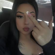 Di lo que te molesta cuando te moleste y no cuando te harte, así podrás  decirlo con tus mejores palabras y no con tus mejores ofensas…