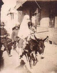 Isgal Altindaki Konya Turk Kadini Ve Kizinin Ardindan Siritan Italyan Askerleri Ve Bugun Izmir Marsi Na Kufreden Bir Kisim Konyali S Eski Resimler Pinte