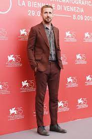 Dalam film tersebut ryan gosling menjadi seorang pria lajang menarik yang pandai memikat salah satunya adalah film action thriller drive (2011) dimana jakcet satin korean style gosling menjadi. Every Time Ryan Gosling Delivered A List Style British Gq